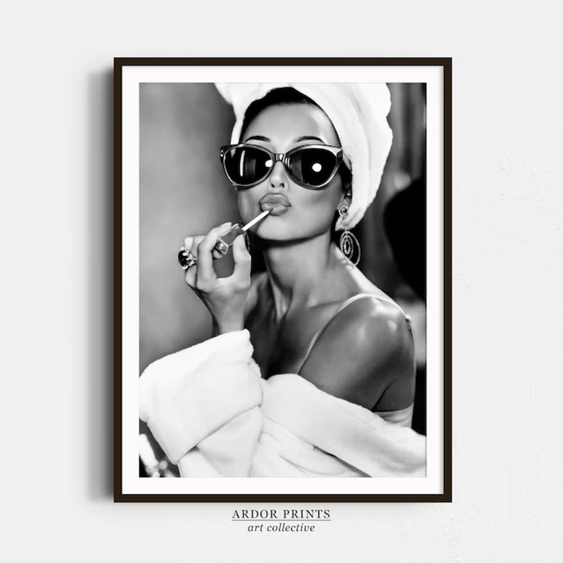 Audrey Hepburn Lipstick Canvas - مراجعة Vintage Fashion Sketches وسعره